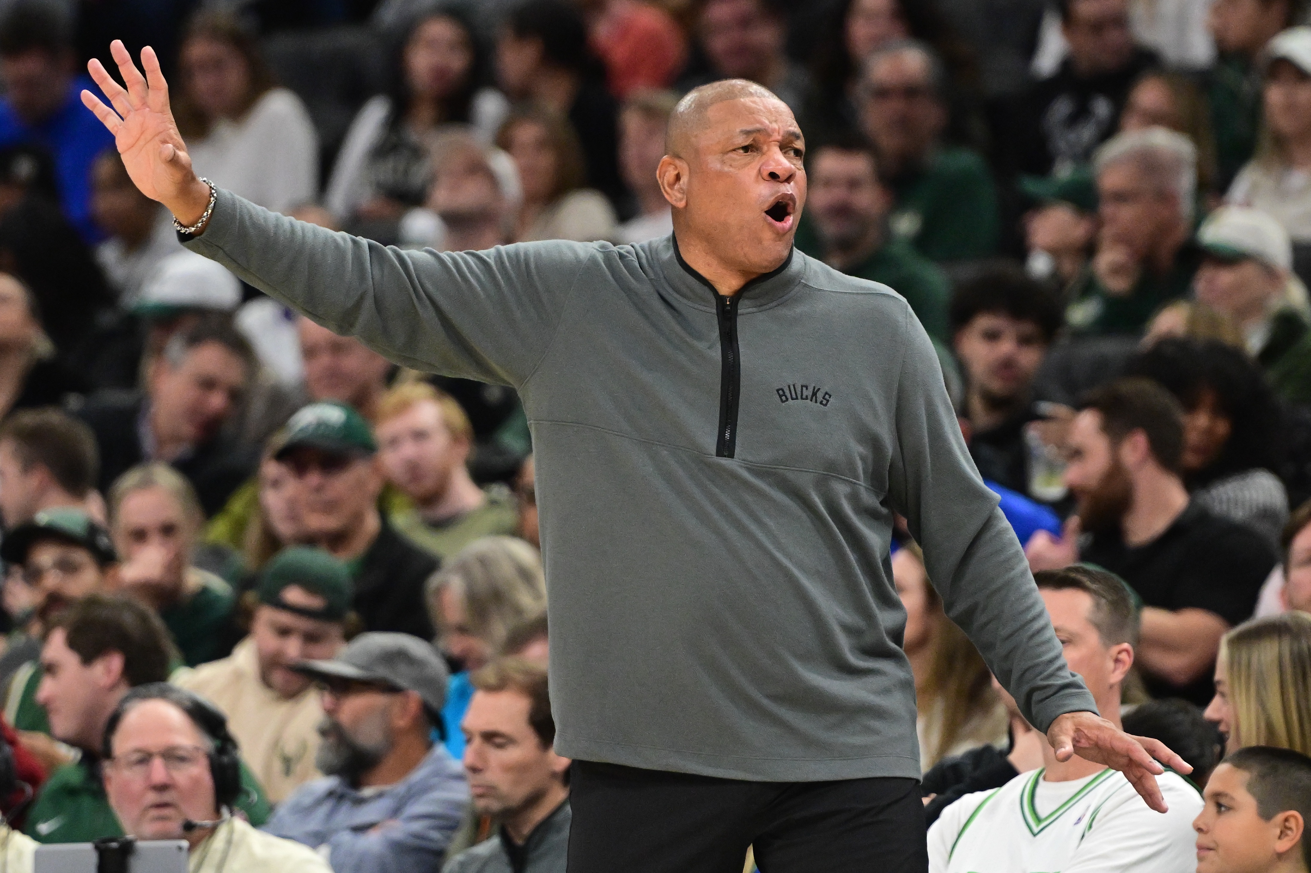 博鱼体育app下载-巴克利评老里下课：雄鹿更衣室里有几个软蛋 泄密的人就是混蛋！